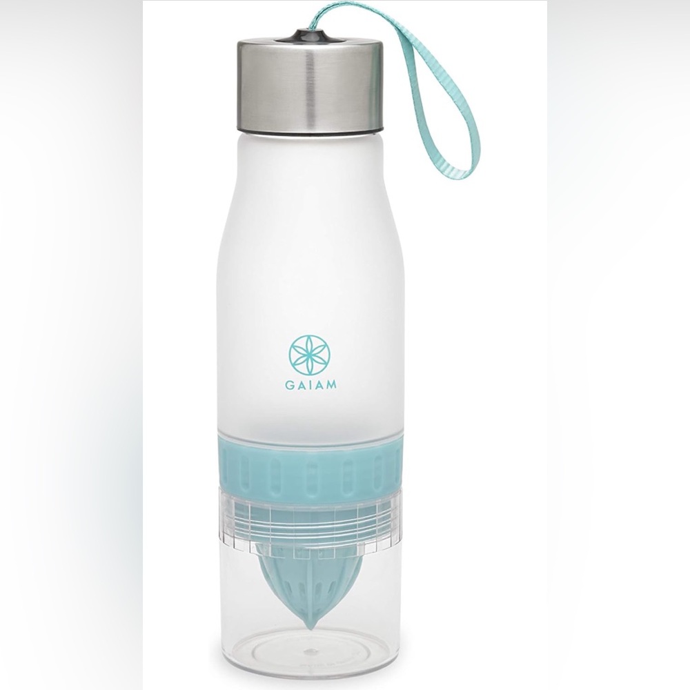 Gaiam *NWT* 22 Ounce Fruit Infuser Water Bottle, BPA Free Non-Toxic, Blue Strap